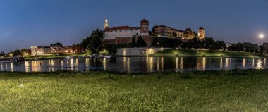 Güneş battıktan ve ay doğduktan sonra Krakow 'daki Panorama-Wawel Kraliyet Kalesi.