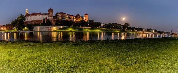 Güneş battıktan ve ay doğduktan sonra Krakow 'daki Panorama-Wawel Kraliyet Kalesi.
