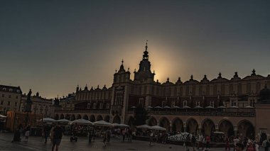 Krakow 'daki eski şehrin ana meydanı, gece ışıkları..