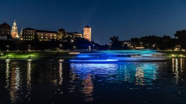 Krakow 'daki Wawel Kraliyet Kalesi Gece ışıklarının altında.