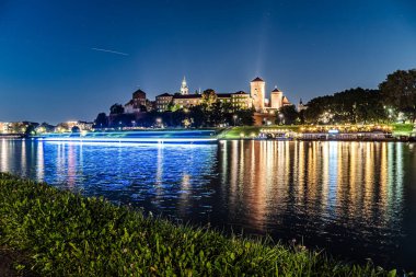 Krakow 'daki Wawel Kraliyet Kalesi Gece ışıklarının altında.