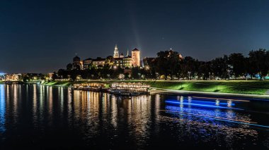 Krakow 'daki Wawel Kraliyet Kalesi Gece ışıklarının altında.