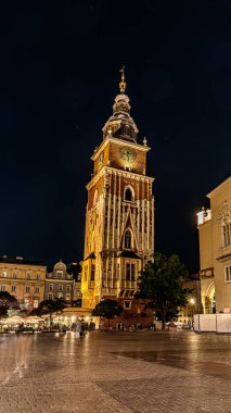 Krakow 'daki eski şehrin ana meydanı, gece ışıkları..