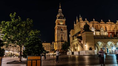 Krakow 'daki eski şehrin ana meydanı, gece ışıkları..