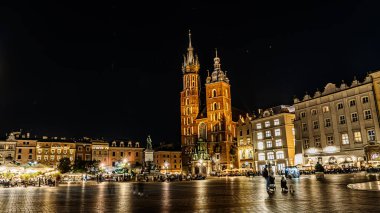 Krakow 'daki eski şehrin ana meydanı, gece ışıkları..