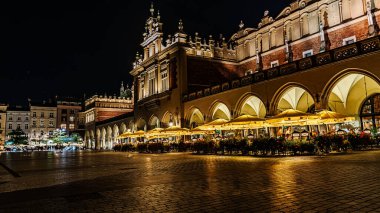 Krakow 'daki eski şehrin ana meydanı, gece ışıkları..