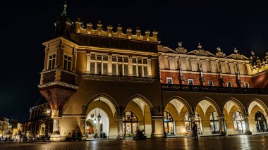 Krakow 'daki eski şehrin ana meydanı, gece ışıkları..