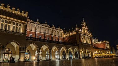 Krakow 'daki eski şehrin ana meydanı, gece ışıkları..