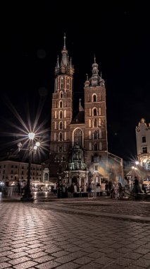 Krakow 'daki eski şehrin ana meydanı, gece ışıkları..