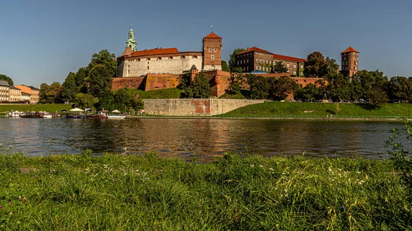 Wawel Kraliyet Kalesi Krakow 'da güneşli bir yaz gününde.