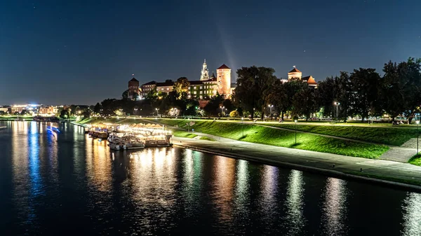 Krakow 'daki Wawel Kraliyet Kalesi Gece ışıklarının altında.