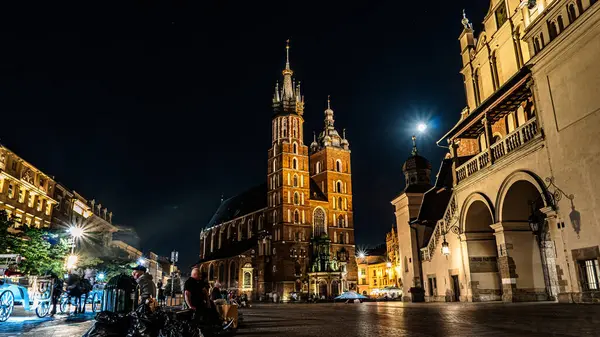 Krakow 'daki eski şehrin ana meydanı, gece ışıkları..