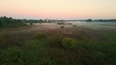 Sonbaharda Suprasl Nehri üzerinde gün doğumu Podlasie 'deki çayırlar ve ormanların arasında.