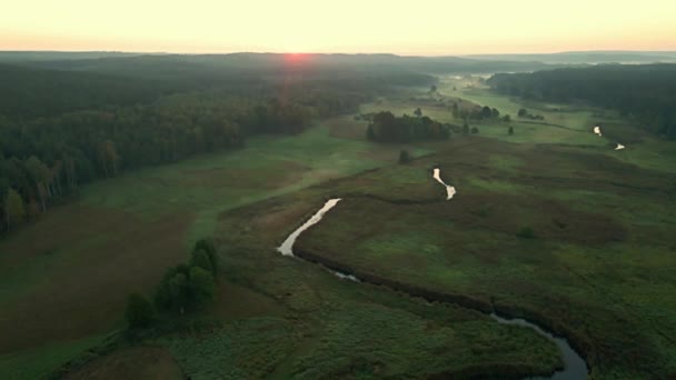 Wschód Słońca Nad Rzeką Supraślą Jesienią Wśród Łąk Lasów Podlasiu — Wideo stockowe