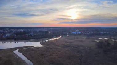 Şubat ayında Podlasie 'deki Suprasl' da günbatımının hava manzarası.
