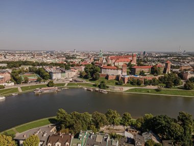 Güneşli bir yaz gününde Krakow 'daki Wawel Kraliyet Kalesi' nin hava manzarası..