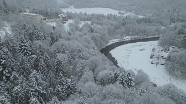 Beskid Sadecki 'deki Poprad Nehri' nin karlı bir kış gününde havadan görünüşü..
