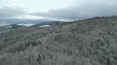 Beskid Sadecki 'deki Poprad Peyzaj Parkı' nın havadan görünüşü..