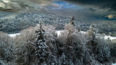 Beskid Sadecki 'deki Poprad Peyzaj Parkı' nın havadan görünüşü..