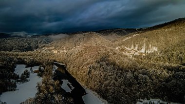 Beskid Sadecki 'deki Poprad Peyzaj Parkı' nın havadan görünüşü..