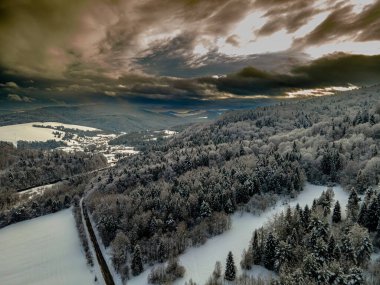 Beskid Sadecki 'deki Poprad Peyzaj Parkı' nın havadan görünüşü..