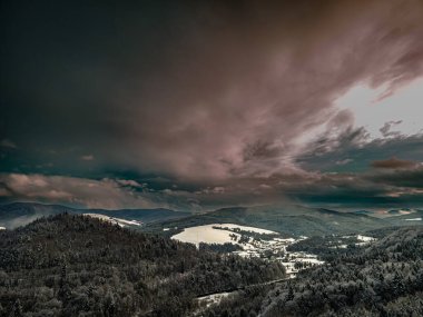 Beskid Sadecki 'deki Poprad Peyzaj Parkı' nın havadan görünüşü..