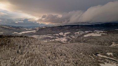 Beskid Sadecki 'deki Poprad Peyzaj Parkı' nın havadan görünüşü..