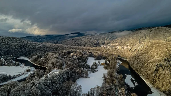 Beskid Sadecki 'deki Poprad Peyzaj Parkı' nın havadan görünüşü..
