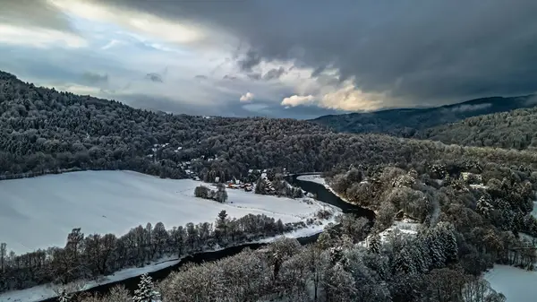 Beskid Sadecki 'deki Poprad Peyzaj Parkı' nın havadan görünüşü..
