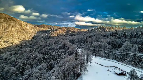 Beskid Sadecki 'deki Poprad Peyzaj Parkı' nın havadan görünüşü..