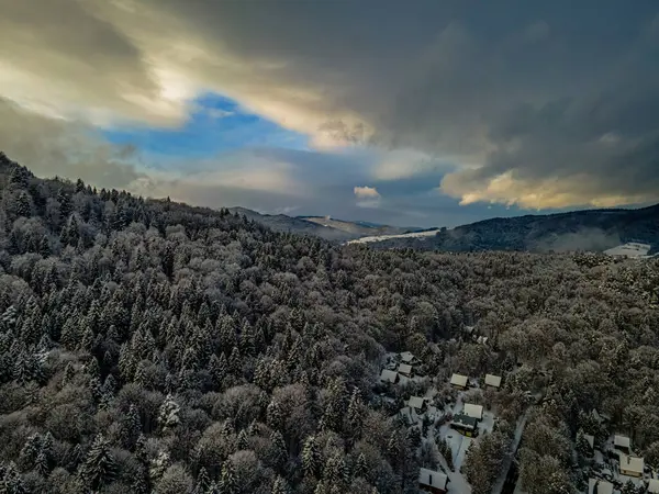 Beskid Sadecki 'deki Poprad Peyzaj Parkı' nın havadan görünüşü..