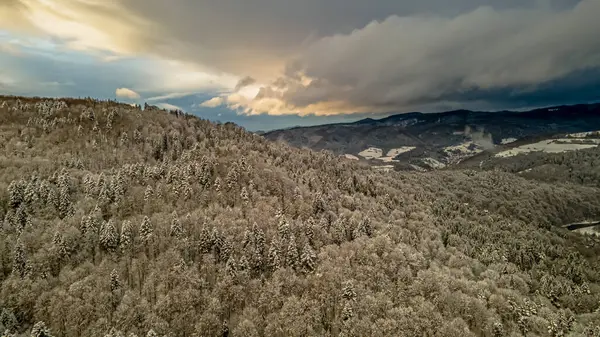 Beskid Sadecki 'deki Poprad Peyzaj Parkı' nın havadan görünüşü..