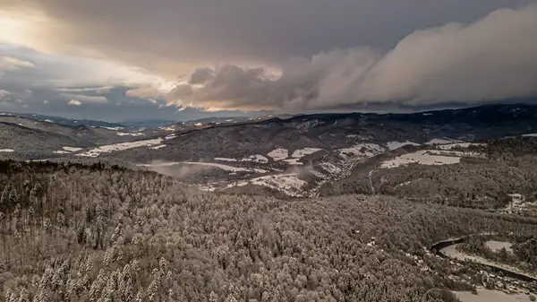 Beskid Sadecki 'deki Poprad Peyzaj Parkı' nın havadan görünüşü..