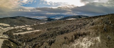 Beskid Sadecki 'deki Poprad Peyzaj Parkı' nın karlı bir kış günü manzarası..