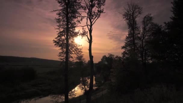 Wschód Słońca Nad Rzeką Supraślą Jesienią Wrześniu — Wideo stockowe