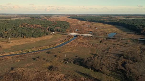 Αεροφωτογραφία Της Γέφυρας Στον Ποταμό Narew Στην Podlasie Μια Ηλιόλουστη — Αρχείο Βίντεο