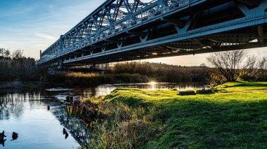 Podlasie 'deki Narew Nehri üzerinde güneşli bir sonbahar gününde bir köprü..
