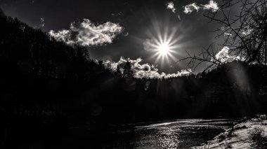 Beskid Sadecki 'deki Poprad Peyzaj Parkı' nda kış manzarası güneşli, aralık günü.