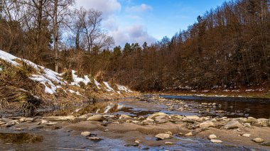 Beskid Sadecki 'deki Poprad Peyzaj Parkı' nda kış manzarası güneşli, aralık günü.