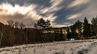 Poprad Peyzaj Parkı 'nda kışın gece manzarası.