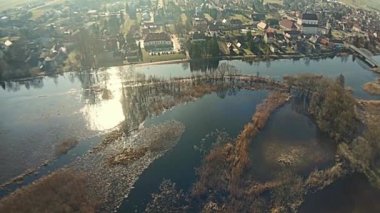 Güneşli bir bahar gününde Tykocin 'deki Narew Nehri' nin durgun sularının havadan görüntüsü..