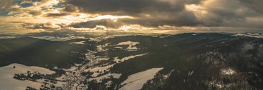 Panorama, güneşli bir kış gününde Beskid Sadecki 'deki Poprad Nehri üzerindeki Poprad Peyzaj Parkı' nın havadan görüntüsü..