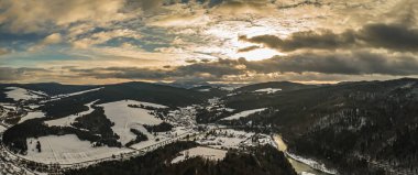 Panorama, güneşli bir kış gününde Beskid Sadecki 'deki Poprad Nehri üzerindeki Poprad Peyzaj Parkı' nın havadan görüntüsü..