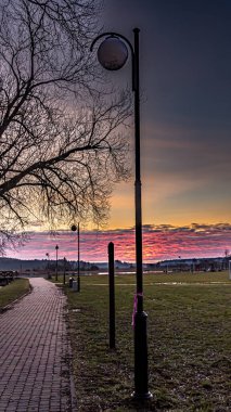 Suprasl Nehri 'nin üzerinde, Suprasl Bulvarı' nda gün doğumu..