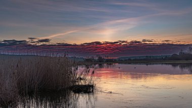 Suprasl Nehri 'nin üzerinde, Suprasl Bulvarı' nda gün doğumu..