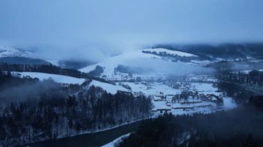 Poprad Peyzaj Parkı 'nın sisli bir kış gününde Poprad Nehri üzerindeki hava manzarası..