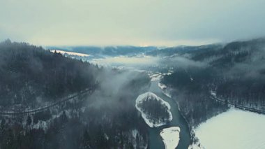 Poprad Peyzaj Parkı 'nın sisli bir kış gününde Poprad Nehri üzerindeki hava manzarası..