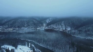 Poprad Peyzaj Parkı 'nın sisli bir kış gününde Poprad Nehri üzerindeki hava manzarası..