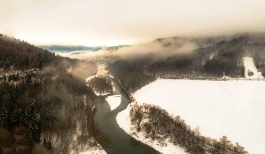 Poprad Parkı 'nın sisli bir kış gününde Poprad Nehri üzerindeki hava manzarası..