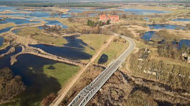 Podlasie, Tykocin 'deki Rönesans Şatosu güneşli bir bahar gününde Narew Nehri' nin arka planına karşı..